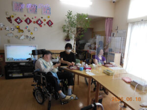 04_食事介助中