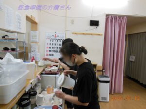 03_昼食準備の介護さん